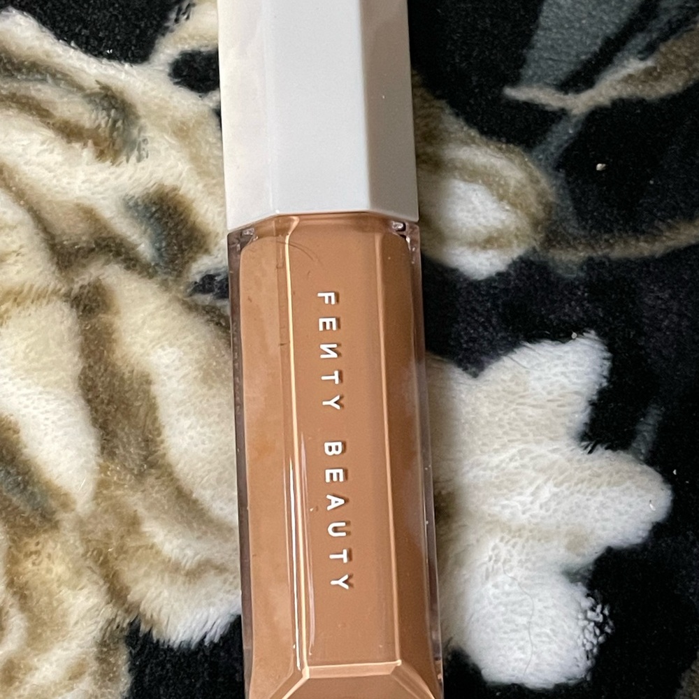 Fenty 345C We're Even Hydrating Longwear Concealer - Picture 5 of 5